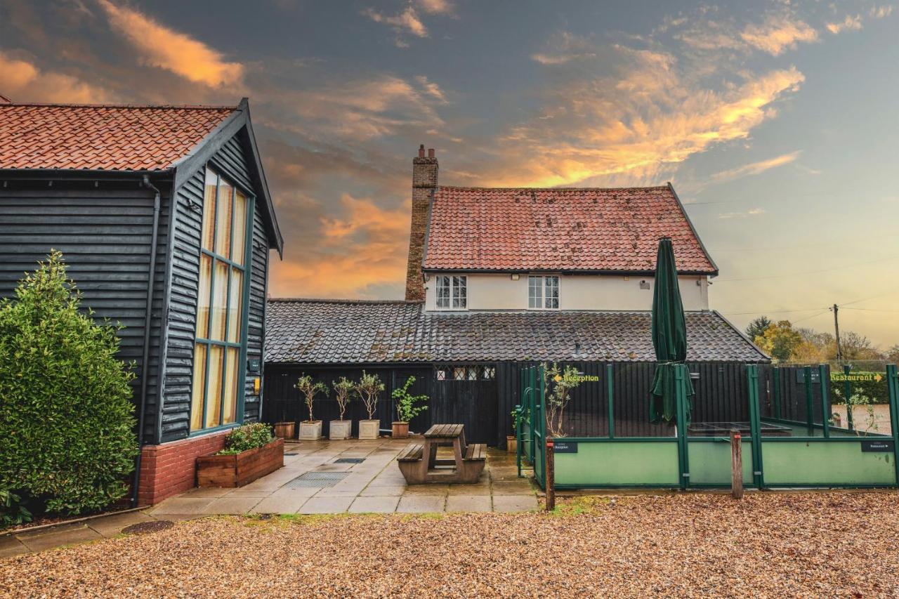 The Auberge Yaxley  Экстерьер фото