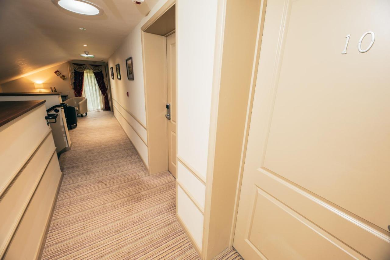 The Auberge Yaxley  Экстерьер фото