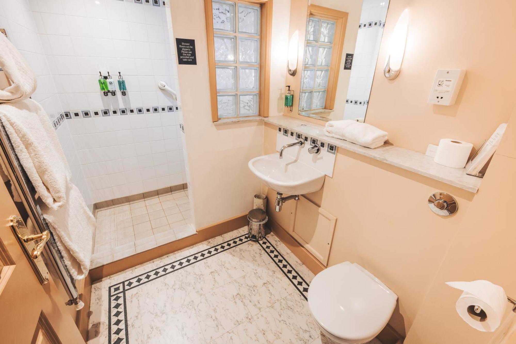 The Auberge Yaxley  Экстерьер фото