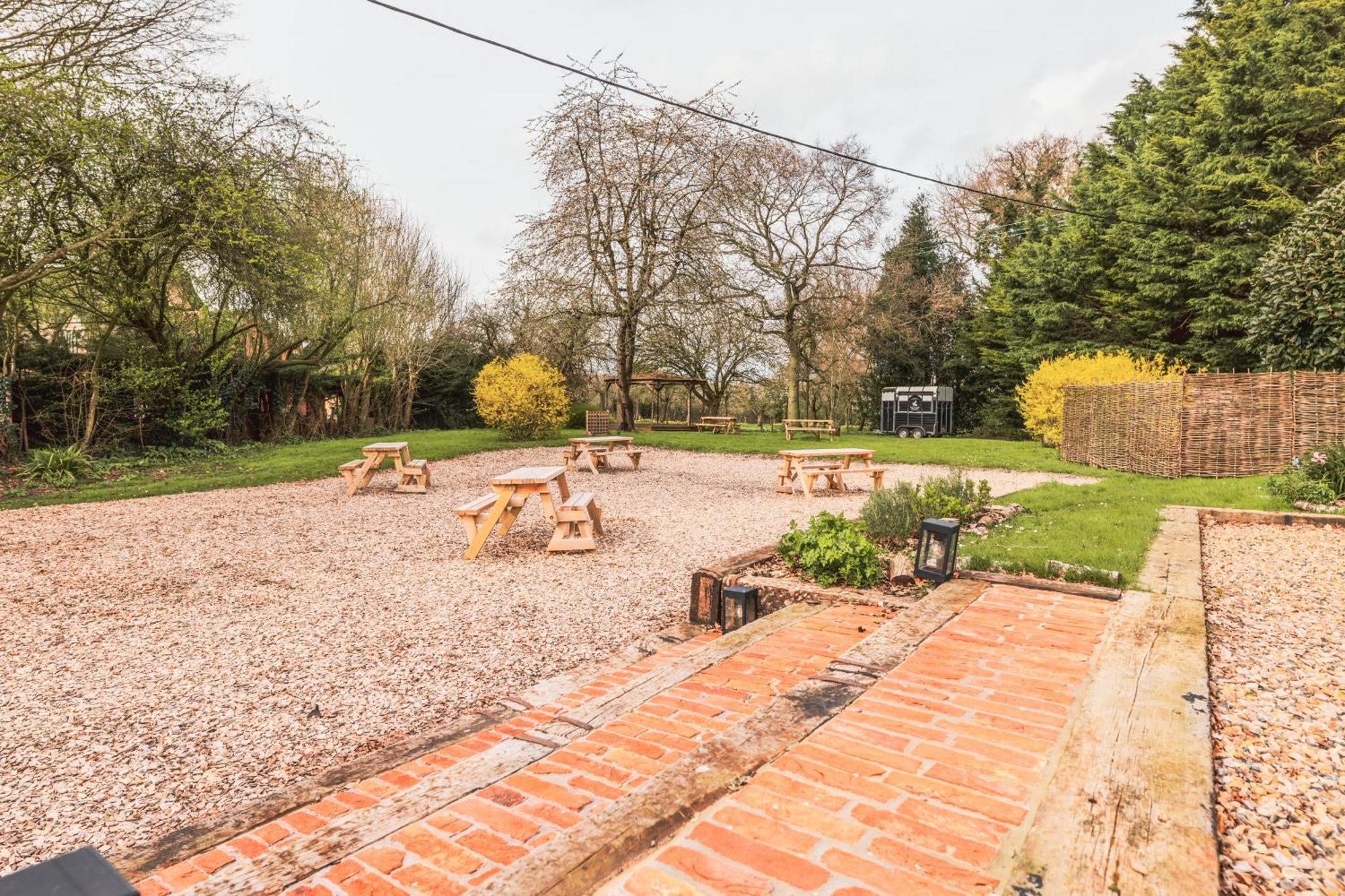 The Auberge Yaxley  Экстерьер фото