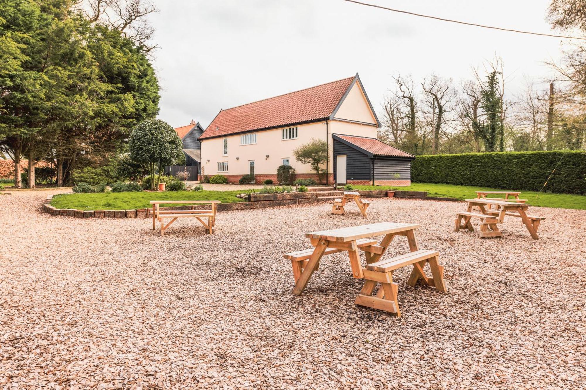 The Auberge Yaxley  Экстерьер фото